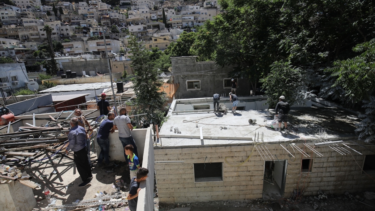 "Ruhsatsız" olduğu gerekçesiyle İsrail tarafından evleri yıkılan 4 çocuklu Recebi ailesi, evlerinden çıkarabildikleri birkaç eşya ile sokakta kaldı.