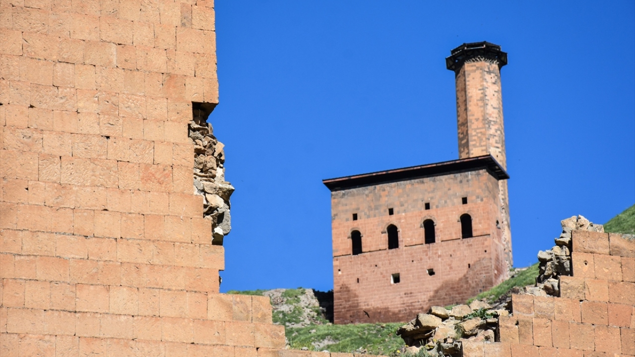 85 hektarlık alandaki Ani bünyesinde Anadolu`da yapılan ilk Türk camisi olan Ebul Menuçehr`in yanı sıra Amenaprgiç Kilisesi, Ani Katedrali, Dikran Honentz ve Abugamir Pahlavuni kiliseleri gibi önemli dini eserleri barındırıyor.
