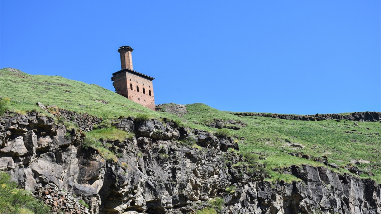 11. ve 12. yüzyıla ait İslam mimarisi eserlerini de bünyesinde barındıran ve 2012`de UNESCO tarafından Dünya Miras Geçici Listesi`ne dahil edilen Ani Ören Yeri, 2016`da Dünya Mirası olarak tescil edildi.