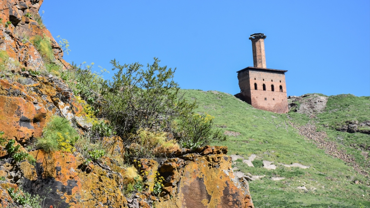 Restore edilecek Ebul Menuçehr Camisi önüne gelen Kars Valisi Türker Öksüz, Kültür Varlıkları ve Müzeler Genel Müdürü Gökhan Yazgı ve Kalkınma Ajansları Genel Müdürü Barış Yeniçeri, caminin restorasyonuna ilişkin protokol sözleşmesi imzaladı.