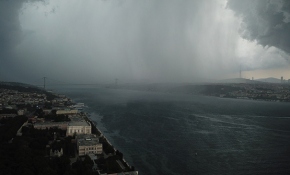 Yağmur ve dolunun İstanbul'a gelişi böyle görüntülendi