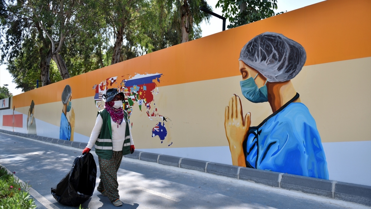 Atıl görünümü ortadan kalkan duvarlar, resimler ve grafitilerle donatıldı.