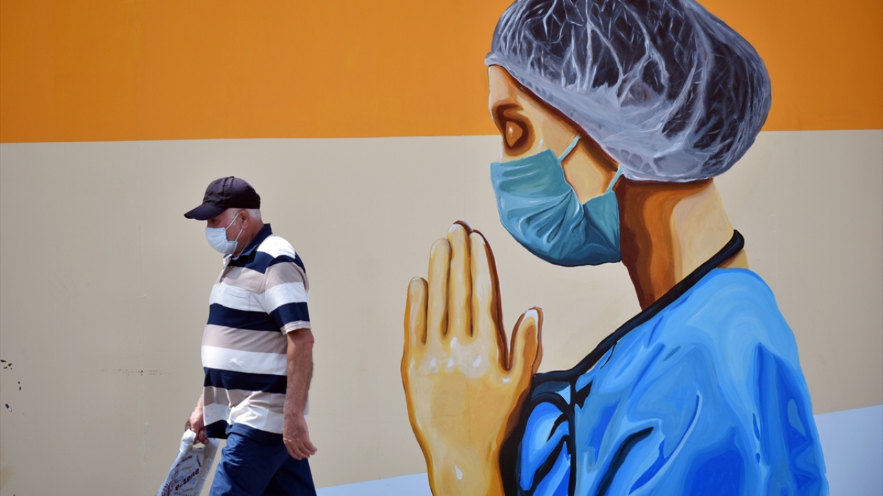 Sinemanın bulvara bakan duvarına Covid-19 salgınıyla mücadele eden sağlık çalışanlarını yansıtan hemşire görseli resmedildi.