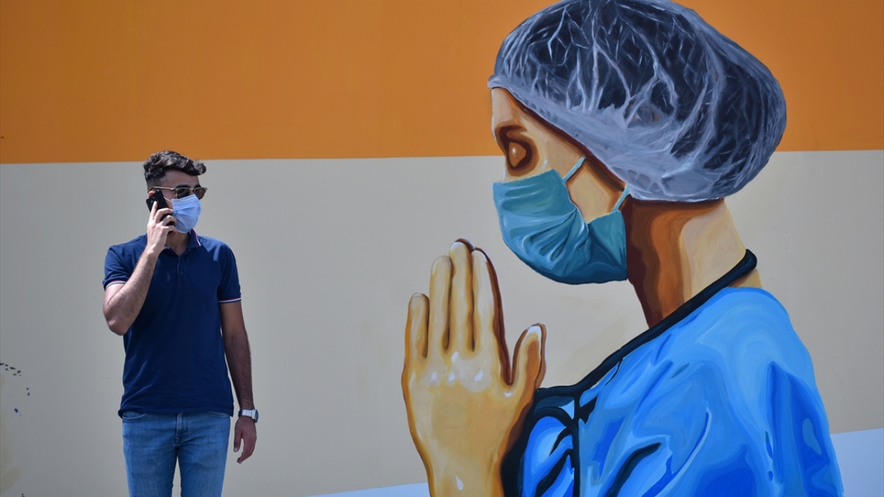 Çeşitli figürlerle de süslenen duvarlar rengarenk bir görünüme kavuştu.