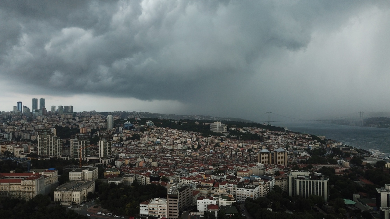 Gökyüzünü kaplayan kara bulutlar ve yağmurun İstanbul`a gelişi drone ile görüntülendi.