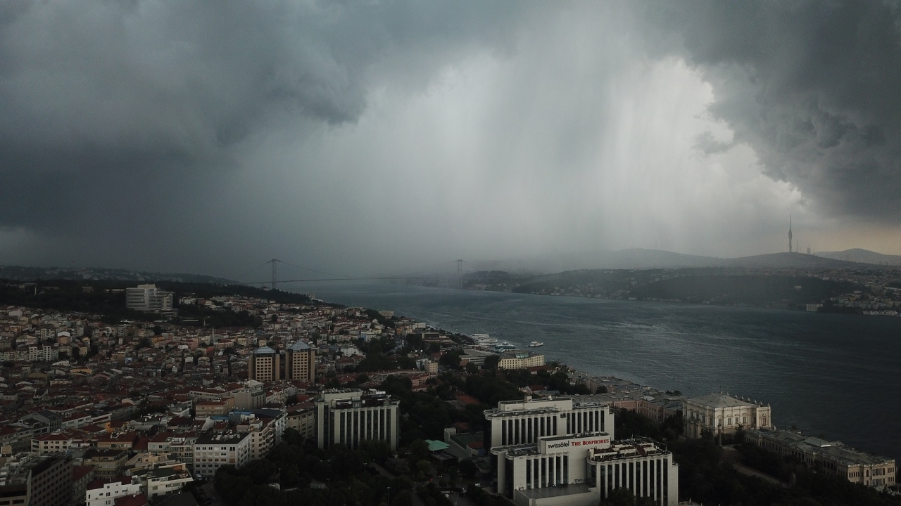 Meteoroloji Genel Müdürlüğünün uyarılarının ardından İstanbul`da etkili olan sağanak ve dolu yağışı öncesi kentin üzeri kara bulutlarla kaplandı.