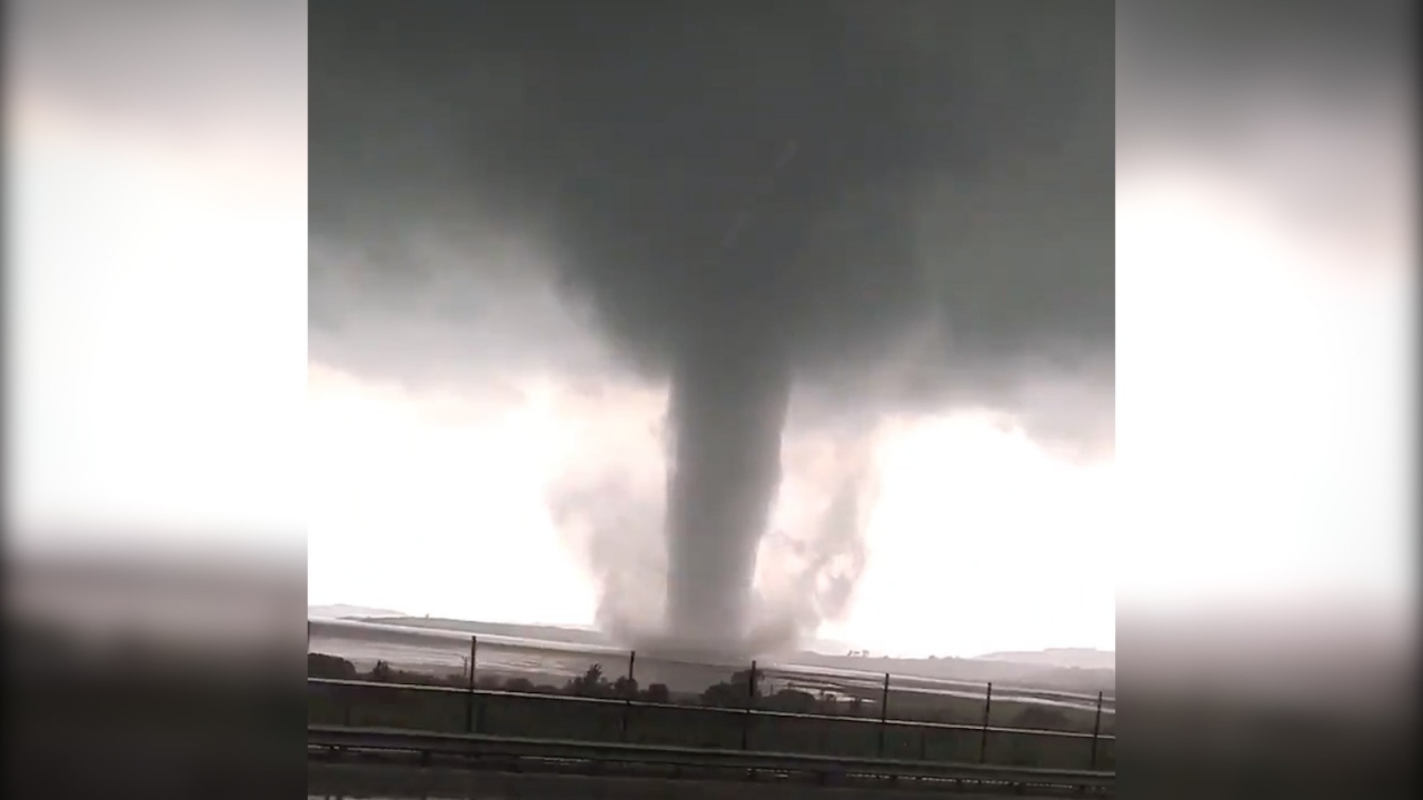 İstanbul`da kuvvetli yağışla birlikte hortum oluştu