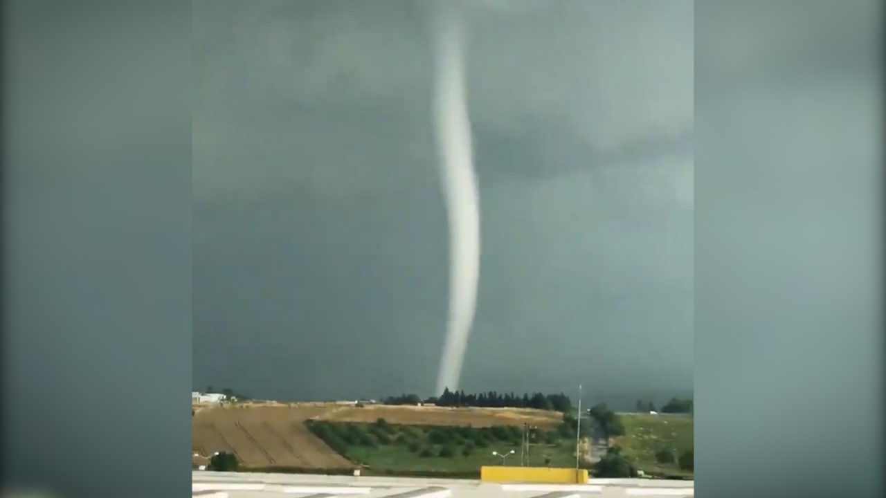 Hortum anları kameralara saniye saniye kaydedildi.
