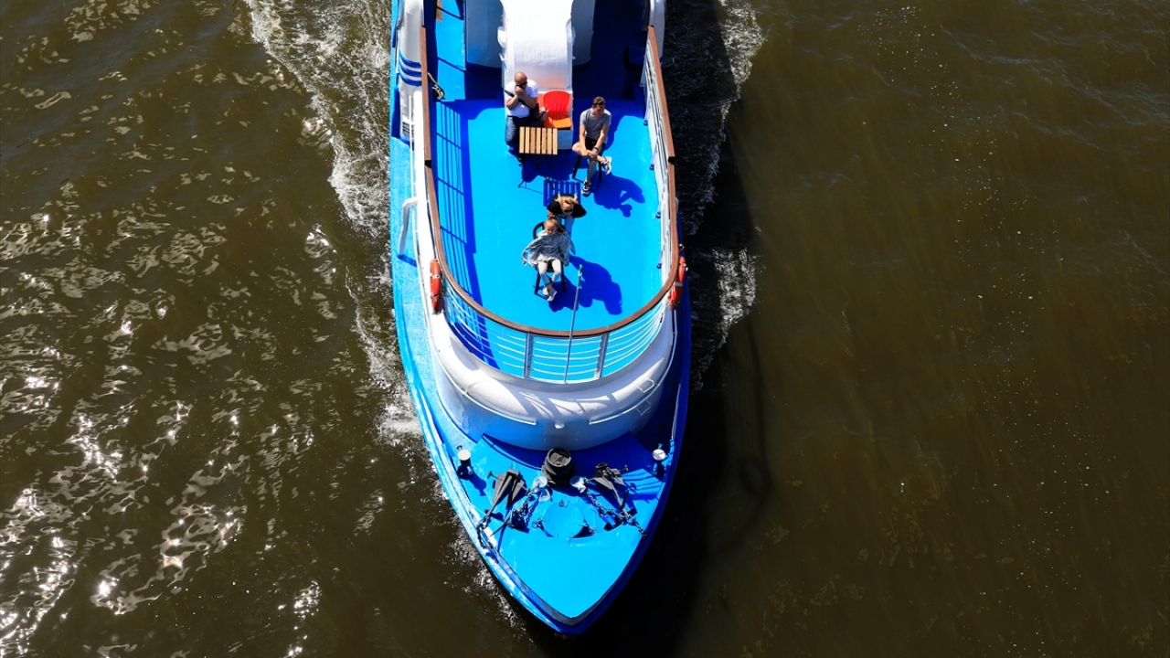 Moskova’da tedbirlerin gevşetilmesi kararları dahilinde restoran ve kafeler bugün itibariyle tamamen açıldı. 