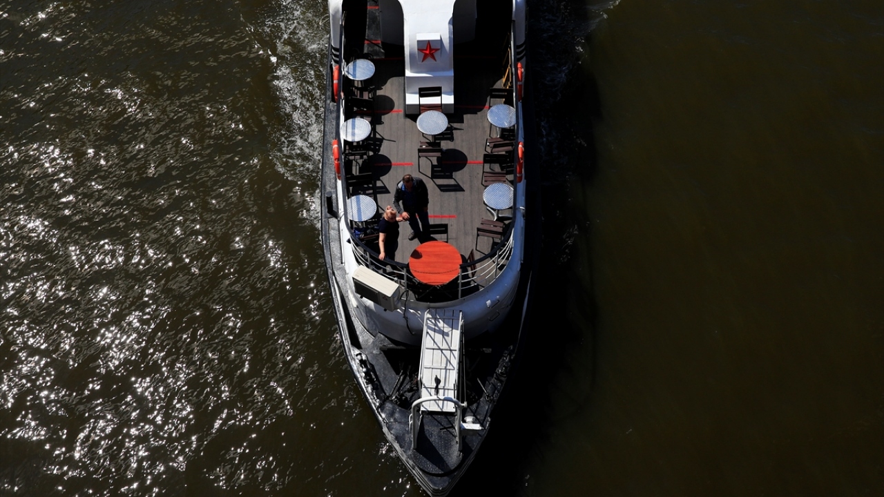 Moskova nehrinde feribot ve gemi turları da fiziksel mesafe kurallarına göre başlatıldı.