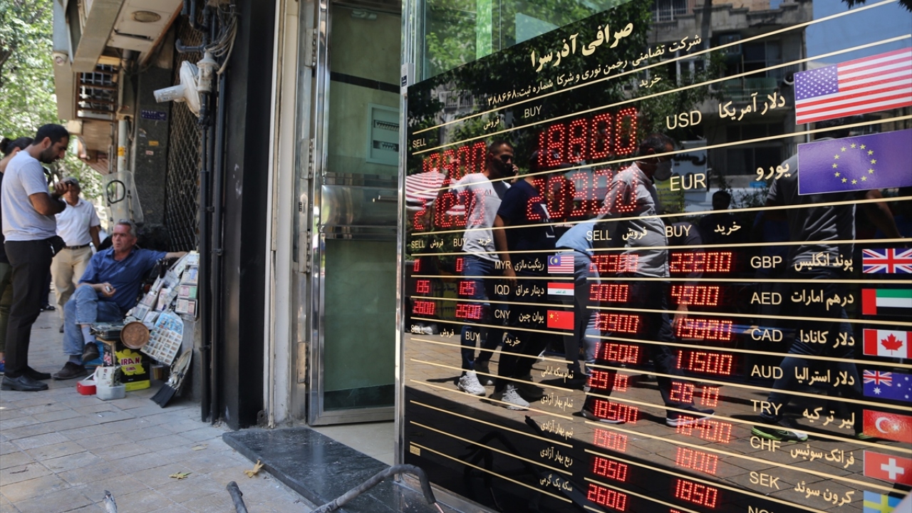 Hükümetin 4 bin 200 tümen olarak sabitlediği dolar kurunun, serbest piyasada 20 bin tümenin üstüne çıkması yaptırımlarla zor günler geçiren ülke ekonomisi üzerinde olumsuz etki oluşturuyor.