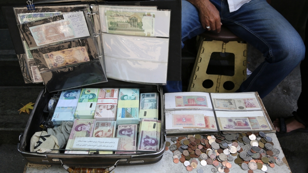 Bakanlığın açıklamasında temmuz sonuna kadar Merkez Bankasının belirlediği programa göre ihracattan kazandıkları dövizi ülkeye getirmeyenlerle ilgili yeni adımların atılacağı hatırlatıldı.