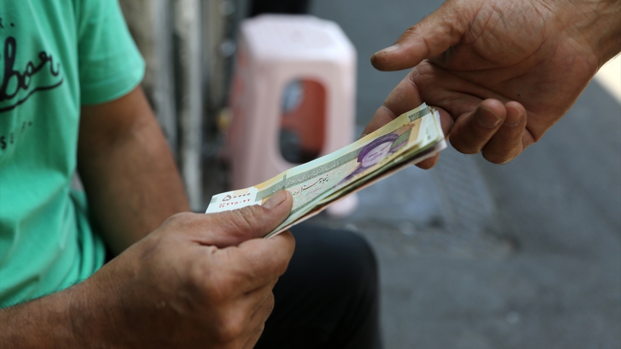 Hükümetin 4 bin 200 olarak belirlediği sabit kurla sübvanse ettiği bazı ürünleri listeden çıkarmasının da doların artışına neden olduğu ifade ediliyor.