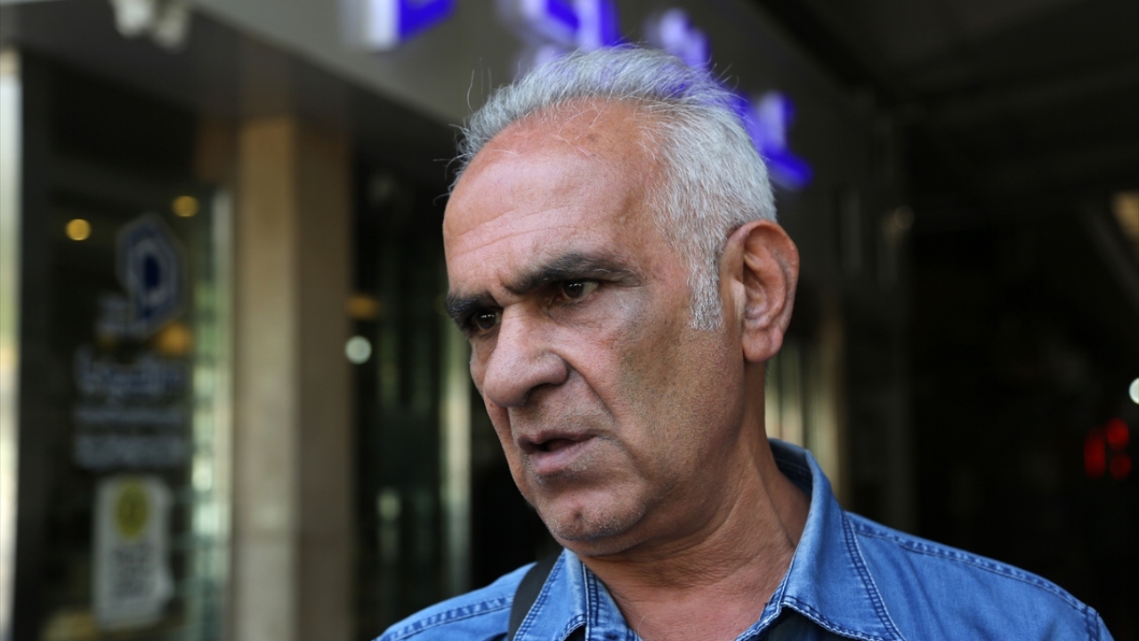 Döviz bürosu sahipleri, hükümetin "sıkı döviz politikası" nedeniyle konuşmak istemezken seyyar dolar ve euro satan Murtaza Vahabzade, yükselişin arz ve taleple bağlantılı olduğunu söyledi. 