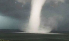 Sürücü hortumun ortasında kaldı