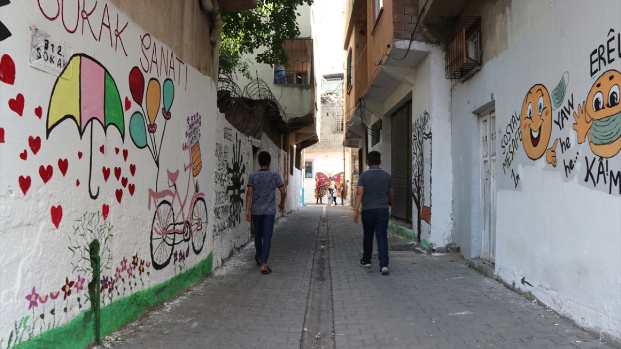 Batman HEM`de usta öğretici Tüzel, Kısmet Mahallesi`nde kötü görünen bir duvara resim yaptı. 