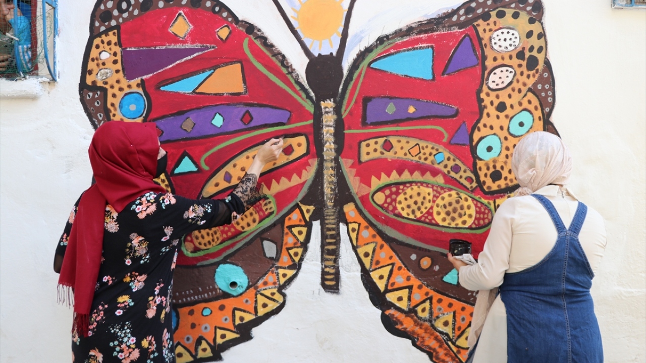 Mahallenin çocukları Tüzel`e yaptığı resme yardım etmek isteyince duvarlar rengarenk oldu.