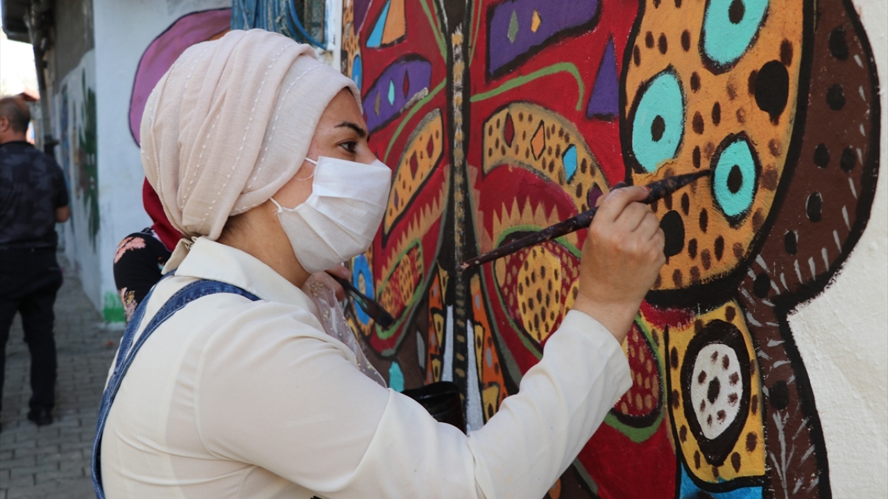 Tüzel, kendiliğinden gelişen çalışmanın güzel bir noktaya geldiğini belirterek, duvarlara resim yaparak çocukların saklı yeteneklerinin ortaya çıktığını söyledi.