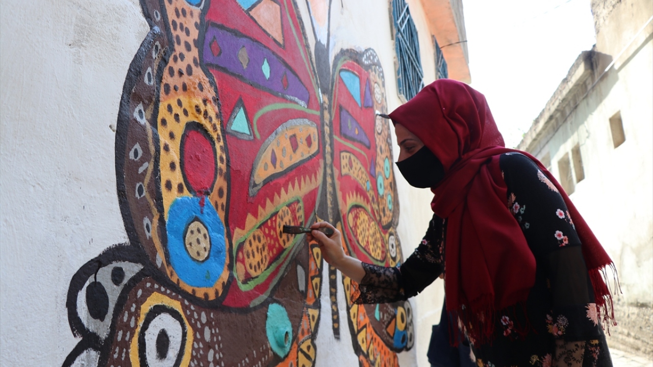 Çocuklarla resim yaptıkları sokağa sanat sokağı ismi verdiklerini anlatan Tüzel, şu değerlendirmelerde bulundu: