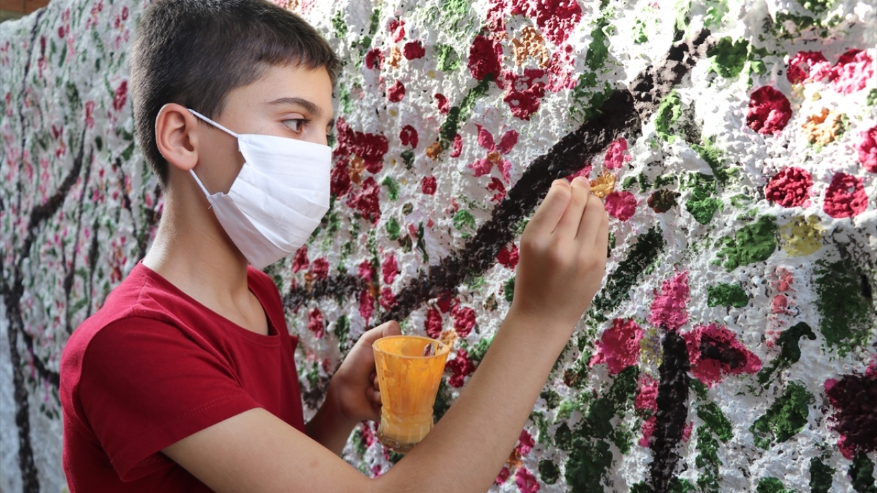 Azat İnsel ise boya yapmayı çok sevdiğini, duvarlara çeşitli resimler yaptıklarını ifade ederek, mahallelerini güzelleştirdiklerini aktardı.