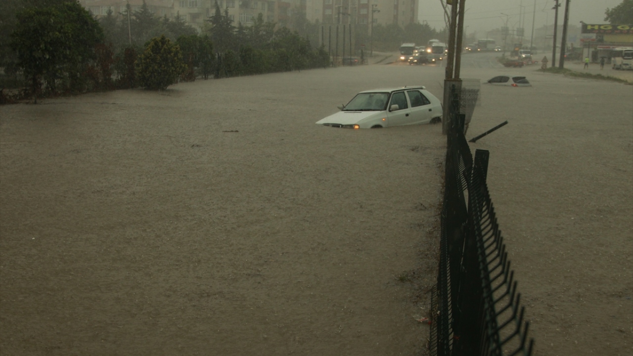 Aniden bastıran sağanak nedeniyle Çerkezköy ve Kapaklı ilçelerinde bazı ev ve iş yerlerini su bastı. 