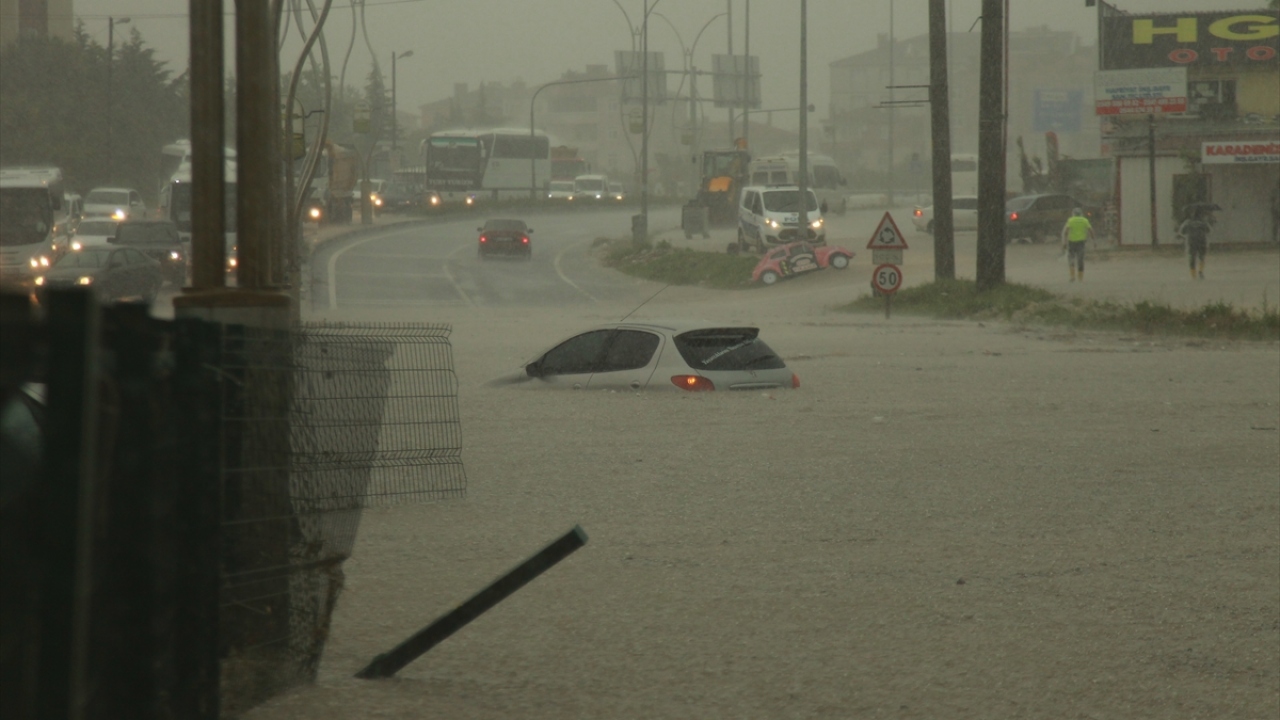 İlçe merkezlerindeki yollarda oluşan yoğun su birikintileri nedeniyle trafik durma noktasına geldi.