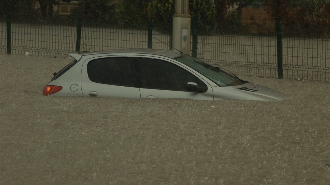 Bazı araçların yarıya kadar suya gömüldüğü gözlendi. 
