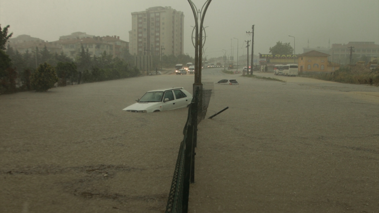 Tekirdağ Su ve Kanalizasyon İdaresi Genel Müdürlüğü (TESKİ) ile belediye ekipleri, vidanjör ve iş makineleriyle yollarda çalışma başlattı. 