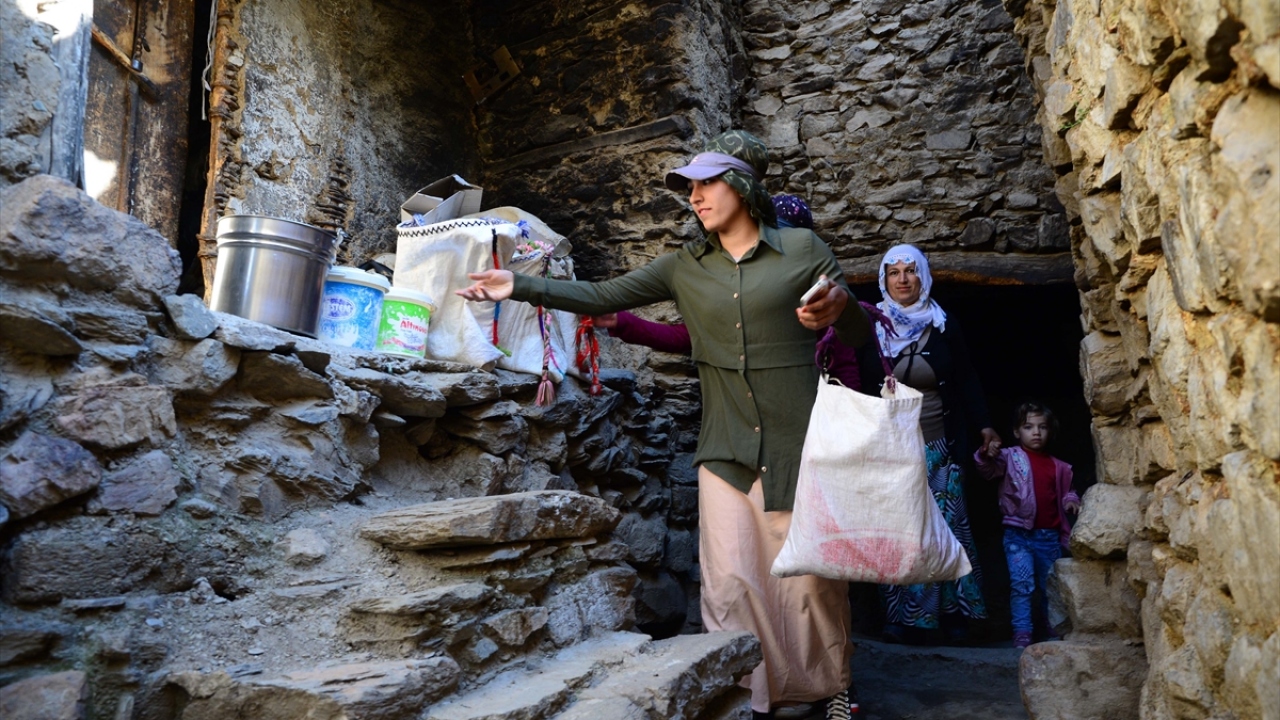 İlçeye 40 kilometre mesafedeki Yenicik köyünde besiciler, uzun süren kış mevsiminin ardından küçükbaş hayvanları yüksek rakımlı yaylalara çıkarıyor.