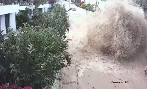 Araçlar suyun altında kalmaktan son anda kurtuldu