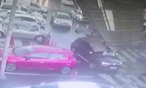 Fırtına nedeniyle kopan çatı parçası araçlara zarar verdi