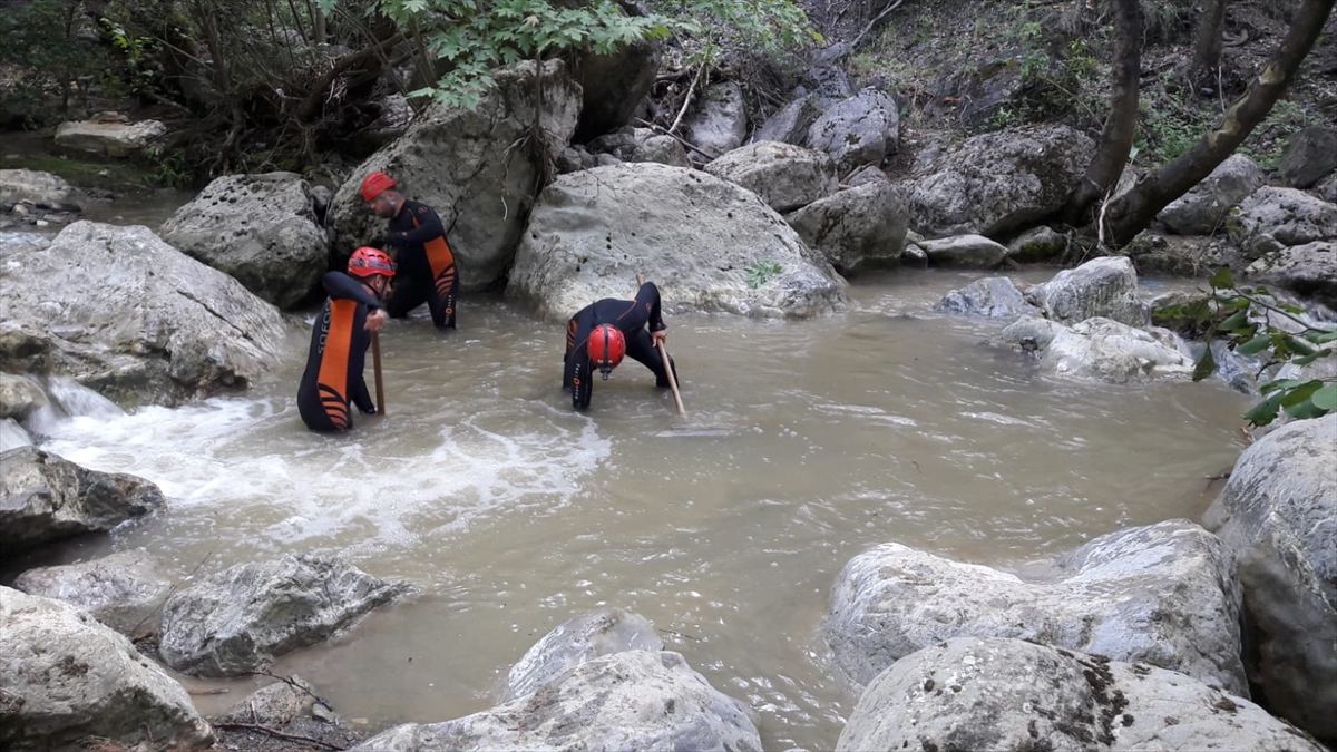 Bursa`nın Kestel ilçesinde sel sularına kapılarak kaybolan genç kızı arama çalışmaları sürüyor.