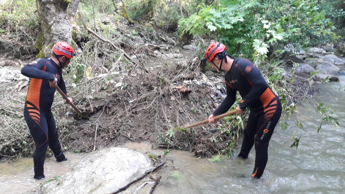 Afet ve Acil Durum Yönetimi Başkanlığınca (AFAD), selde kaybolan Derya Bilen`in (17) aranmasına günün ilk ışıklarıyla başlandı.