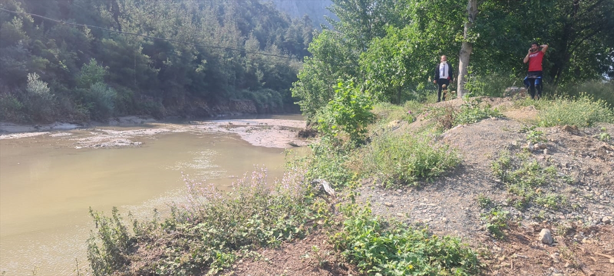 Deniz polisi, Bursa Arama Kurtarma Spor Kulübü Derneği (BAKUT) ve İHH Arama Kurtarma`dan 18 dalgıcın yaklaşık 2 kilometrelik alanda görevli olduğu çalışmalar, bölgede oluşan 50 santimetrelik çamurda da arama yapılıyor.