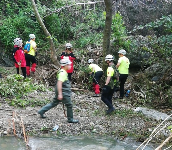 Çalışmalar, karadan arama kurtarma ekiplerinin yanı sıra iz takip köpekleriyle, havadan da "drone" ile aralıksız devam ediyor.