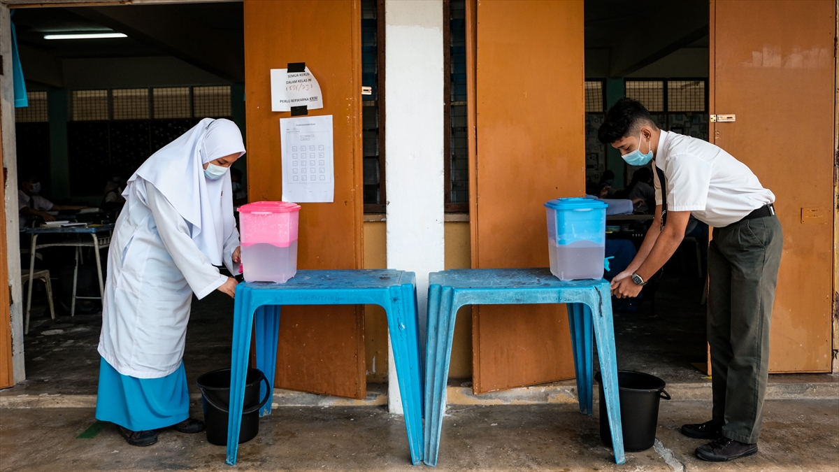 Öğrenciler, sınıfa girmeden önce tedbirler kapsamında ellerini dezenfekte edip, sosyal mesafe kuralına uyarak eğitime başladı.