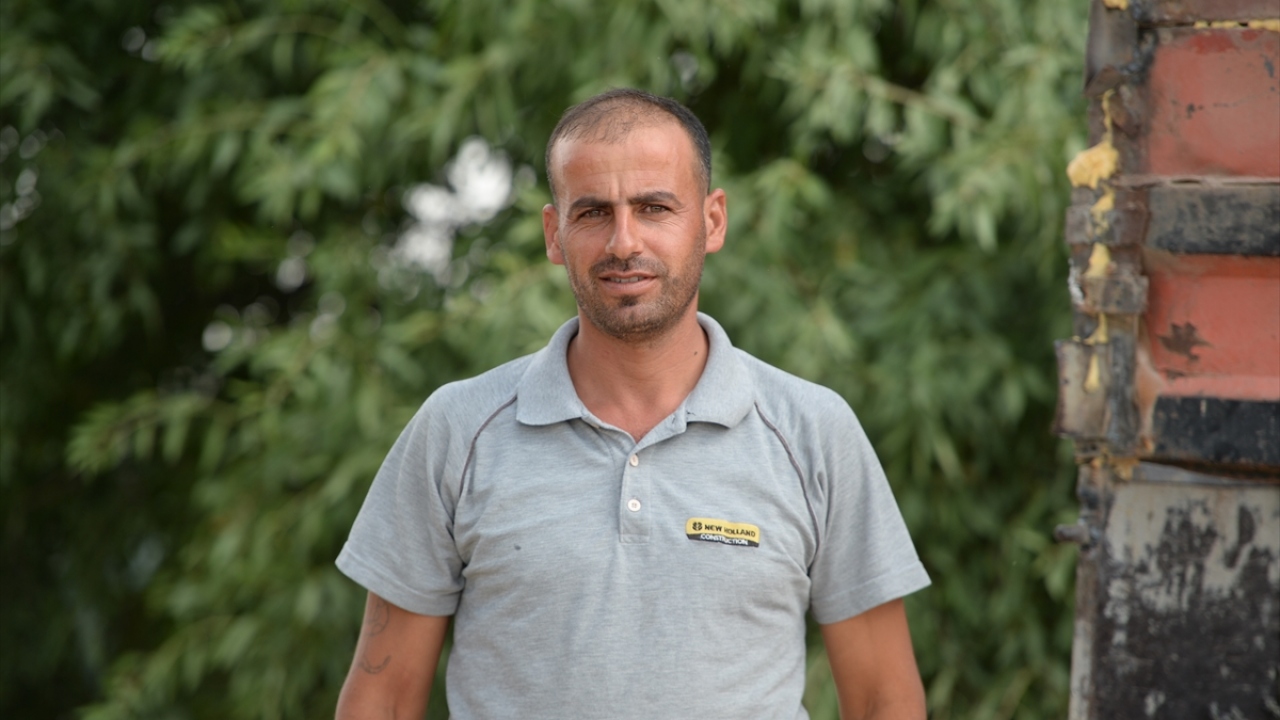 Suriyeli Ahmet Şeğe de 7 yıl önce Türkiye`ye geldiklerini, burada ekmeklerini kazandıklarını dile getirdi.