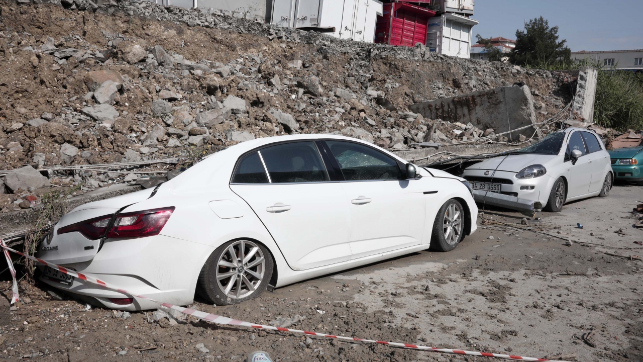 Toprağın kaymasıyla konteyner araçların üzerine düştü. 