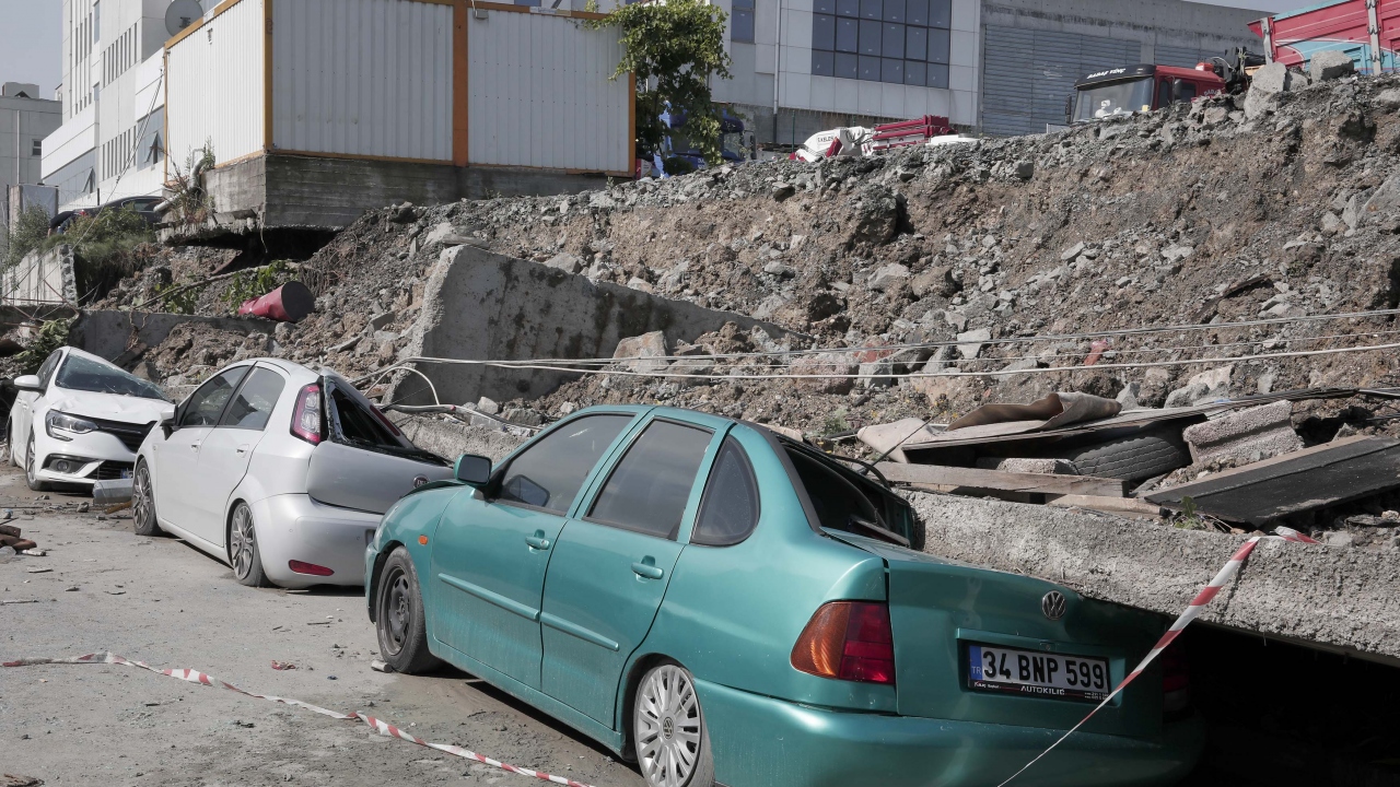 Esenyurt`ta dün öğle saatlerinden sonra bir anda etkili olmaya başlayan şiddetli yağmur  nedeni ile ilçede bulunan bir dere taştı. 