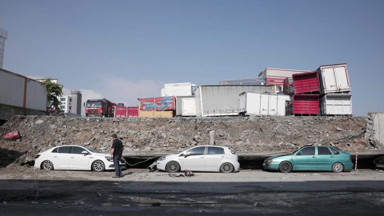 Esenyurt`ta sağanak yağışın ardından toprak kayması meydana geldi.