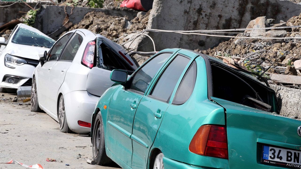 Taşan sular bir mahallede birçok bodrum katın sular altında kalmasına neden oldu. 