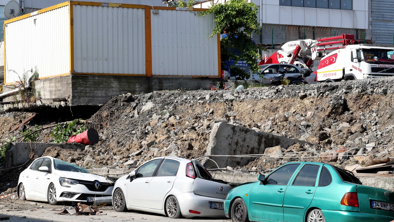 Şiddetli yağmur konteyner satışının yapıldığını arazide ise toprak kaymasına neden oldu.