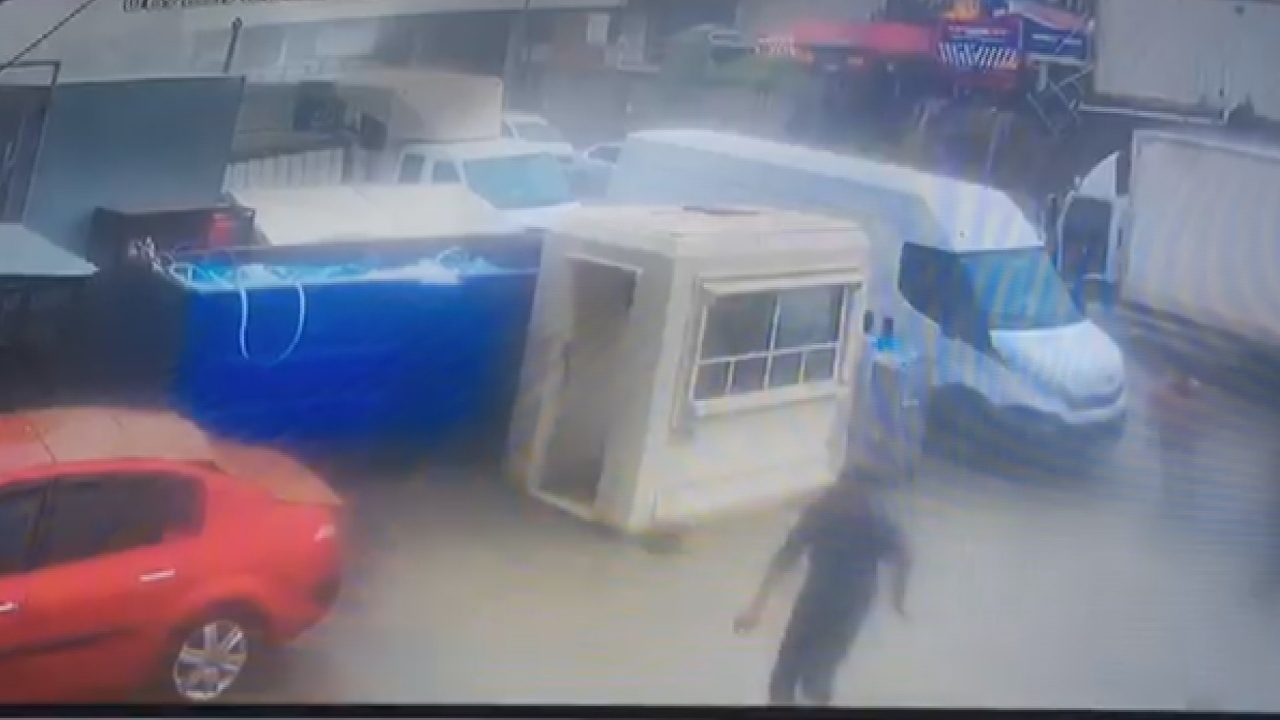 Görüntülerde bir kamyonete doğru toprak geldiği, kamyonettekilerin araçlarından inerek kaçıştıkları görülüyor.