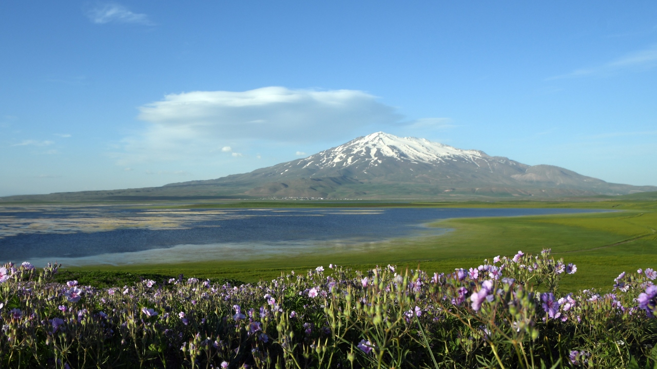 Zirvesinde yılın her mevsimi kar örtüsünün eksik olmadığı Süphan Dağı’nın Sütey Yaylası ile oluşturduğu muazzam manzara doğa gezginlerini ve doğa fotoğrafçılarını cezbediyor. 