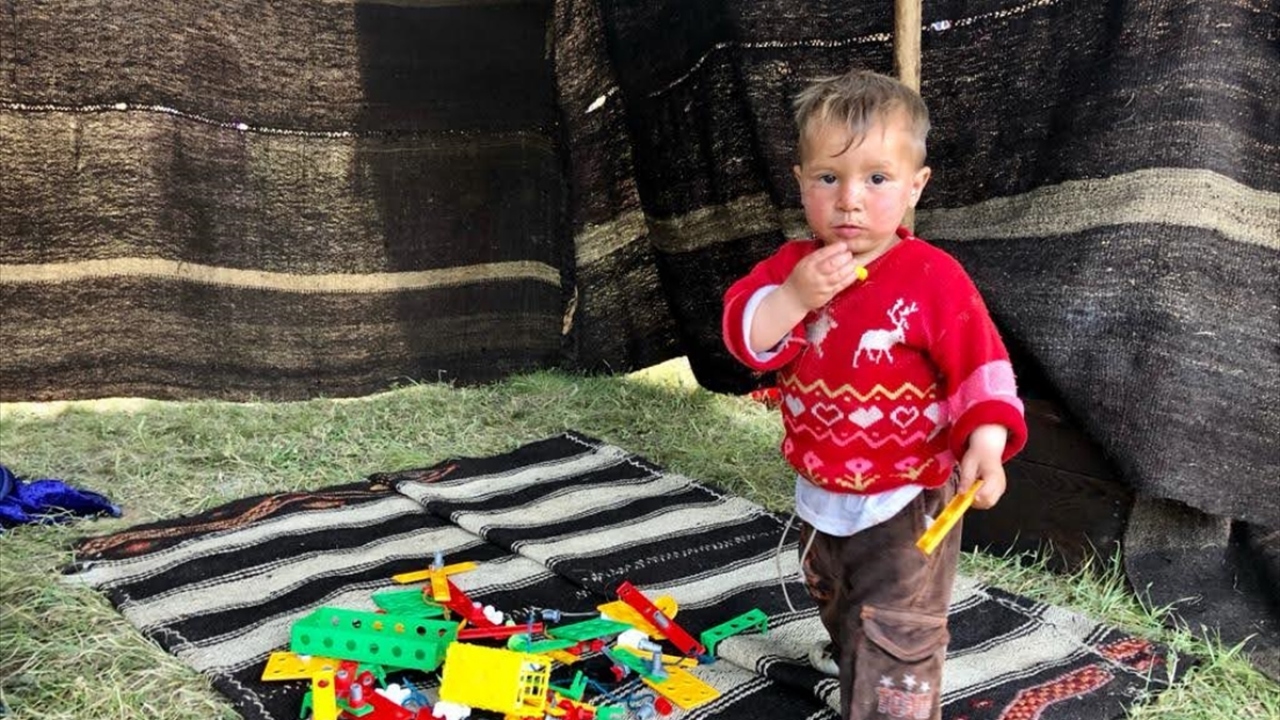 Yiğit Sini Yaylası`na göçen Mersin yörüklerinin göçer çocuklarının fotoğraflarını sosyal medyadan gören hayırseverler, çocuklara ulaştırılmak üzere oyuncak ve kıyafet yardımı hazırladı.