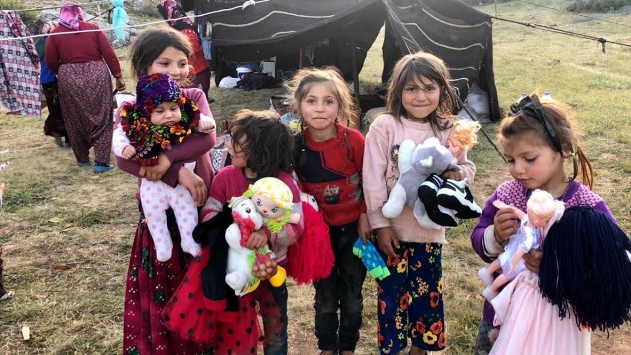 Çocukların fotoğraflarından etkilenen Konya ve Bozkır’daki vatandaşlar, 4 koli oyuncak ve kıyafet hazırlayarak çocuklara ulaştırdı.