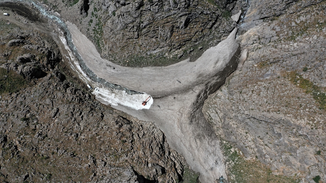 Kentte kışın en çetin geçtiği, yolunun sürekli kapanması nedeniyle "9. gezegen" olarak adlandırılan ilçede ekipler, yüksek dağların yamaçlarından geçen yayla yollarının açılması için çaba gösteriyor.