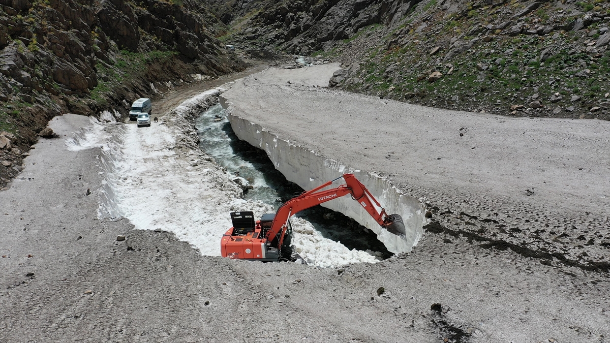 Bölgenin arazi koşulları nedeniyle zor şartlarda çalışan ekiplerin, haziran ayındaki karla mücadelesi AA ekibince görüntülendi.