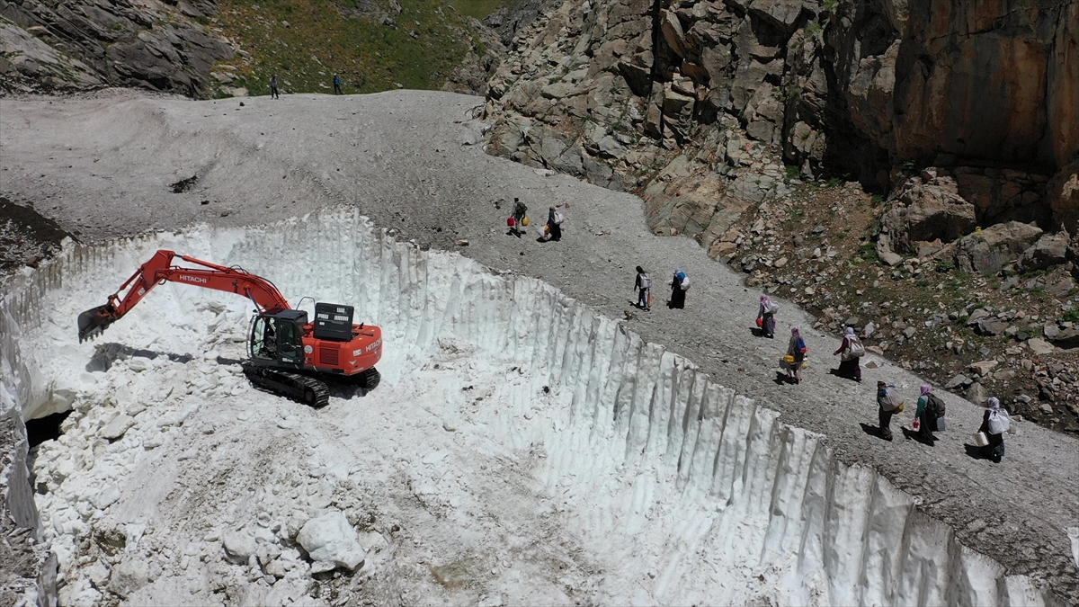 Ekiplerin çalışma yürüttüğü bölgeye gelen berivanlar (süt sağan kadın) da at ve eşekleriyle kar kütlelerini aşıp yaylalara ulaşarak hayvanlarını sağıyor. 