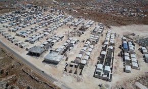 İdlib'de briket evler, savaş mağduru ailelere teslim edildi